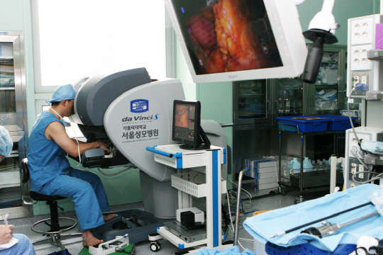 가톨릭대학교 서울성모병원 위장관외과 송교영 교수가 위암 로봇수술을 하고 있다.(서울성모병원 제공)